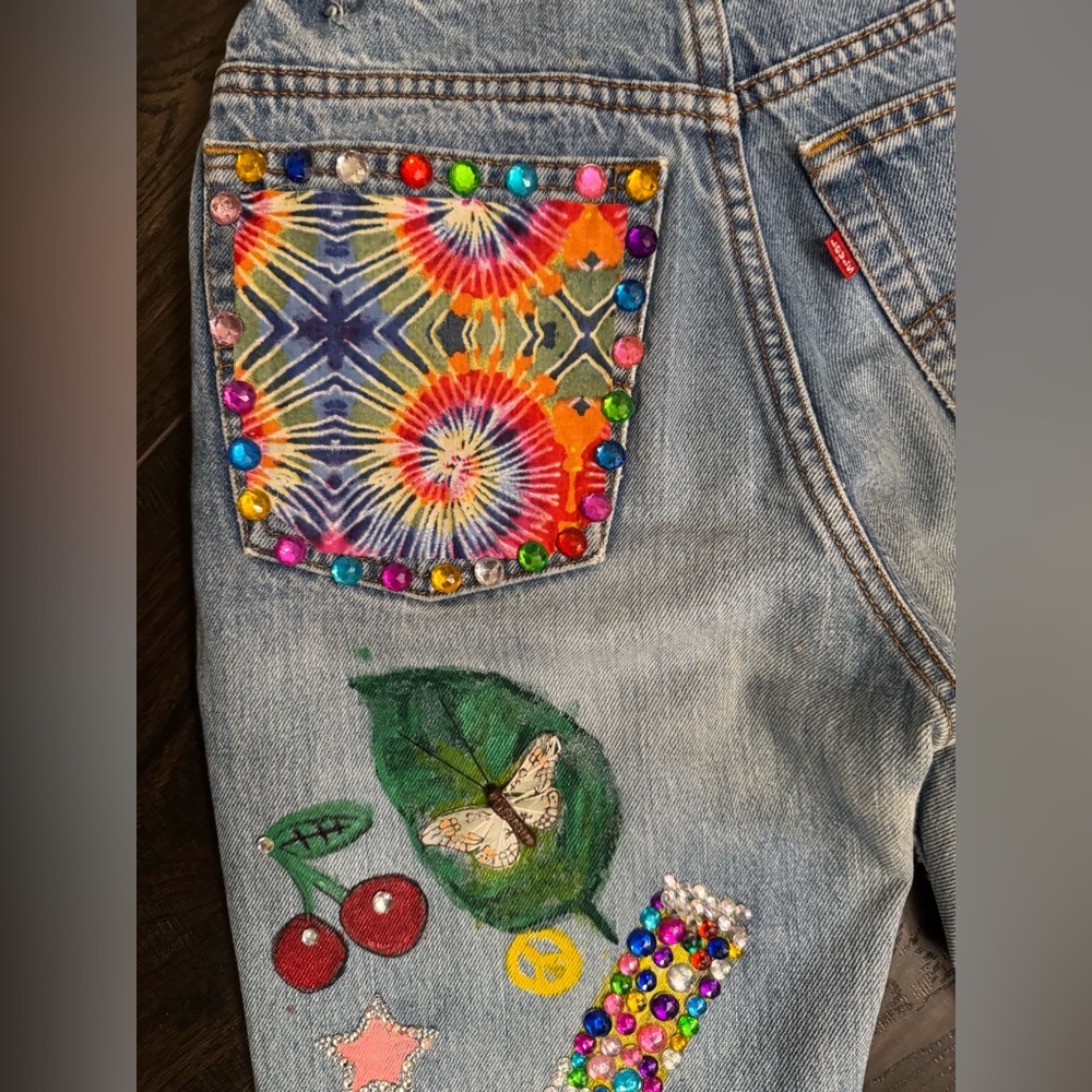Levi's Women's Straight Leg Jeans with Artistic Patterns - Picture 4 of 11